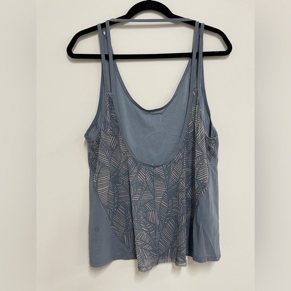 Lululemon tank size 10/12 - Picture 2 of 4